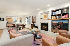 Casa, varias camas, patio, vista al jardín (2838 Annelise Way) | Área de sala de estar | Televisión de pantalla plana de 42 pulgadas con canales digitales 