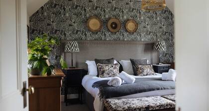 Prepare for a luxury experience with unrivalled views of Longleat's Safari Park.