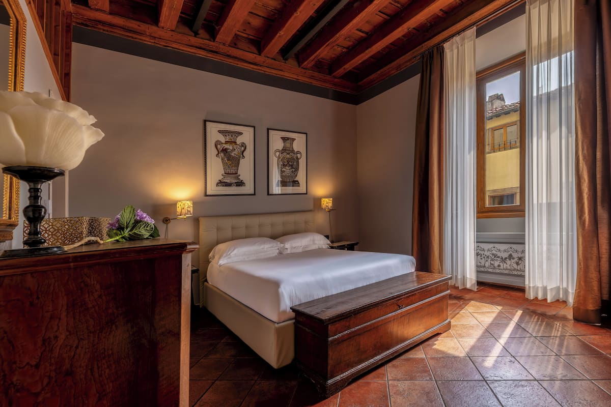 Deluxe Room | In-room safe, desk, laptop workspace, blackout drapes