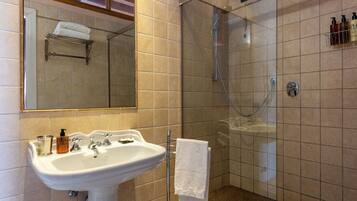 Dusche, Haartrockner, Hausschuhe, HandtĂŒcher