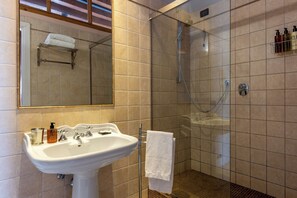 Douche, sèche-cheveux, chaussons, serviettes fournies