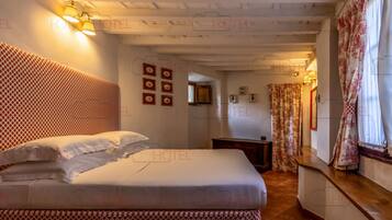 Zimmersafe, Schreibtisch, laptopgeeigneter Arbeitsplatz