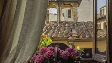 Rom – deluxe | Safe på rommet, skrivebord og skrivebord for bærbar PC