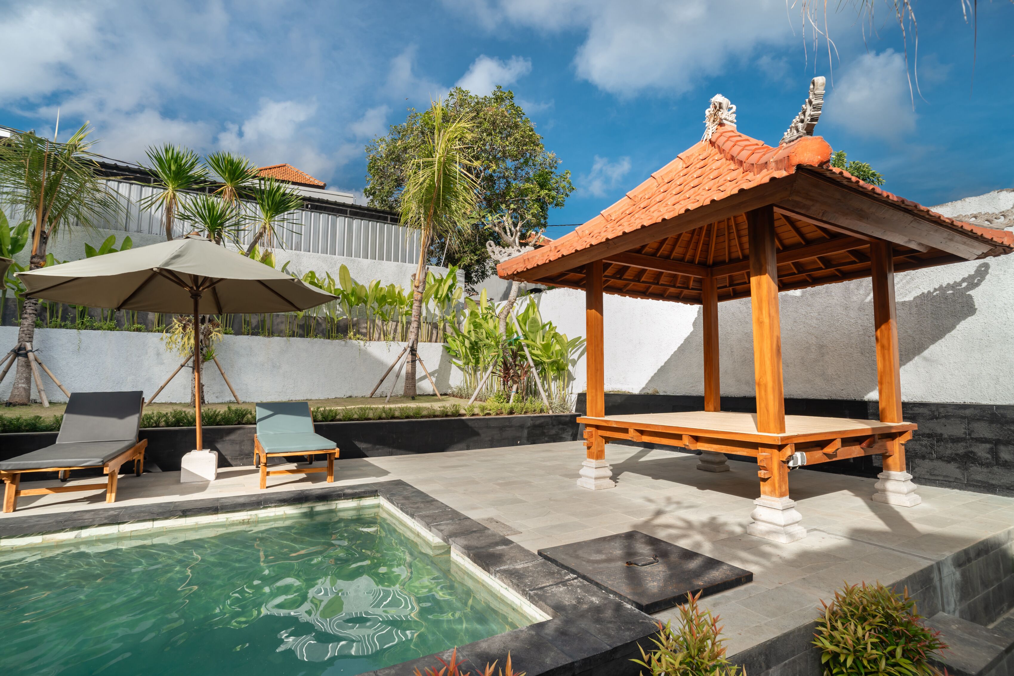 Outdoor pool, free pool cabanas, pool umbrellas