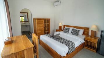 Standard Double Room | Desk, laptop workspace, blackout drapes, soundproofing