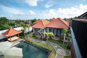 Outdoor pool, free cabanas, pool umbrellas
