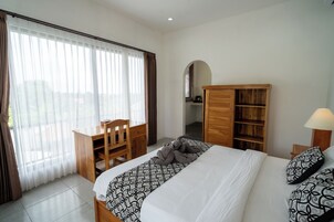 Escritorio, espacio para trabajar con laptop y cortinas blackout 