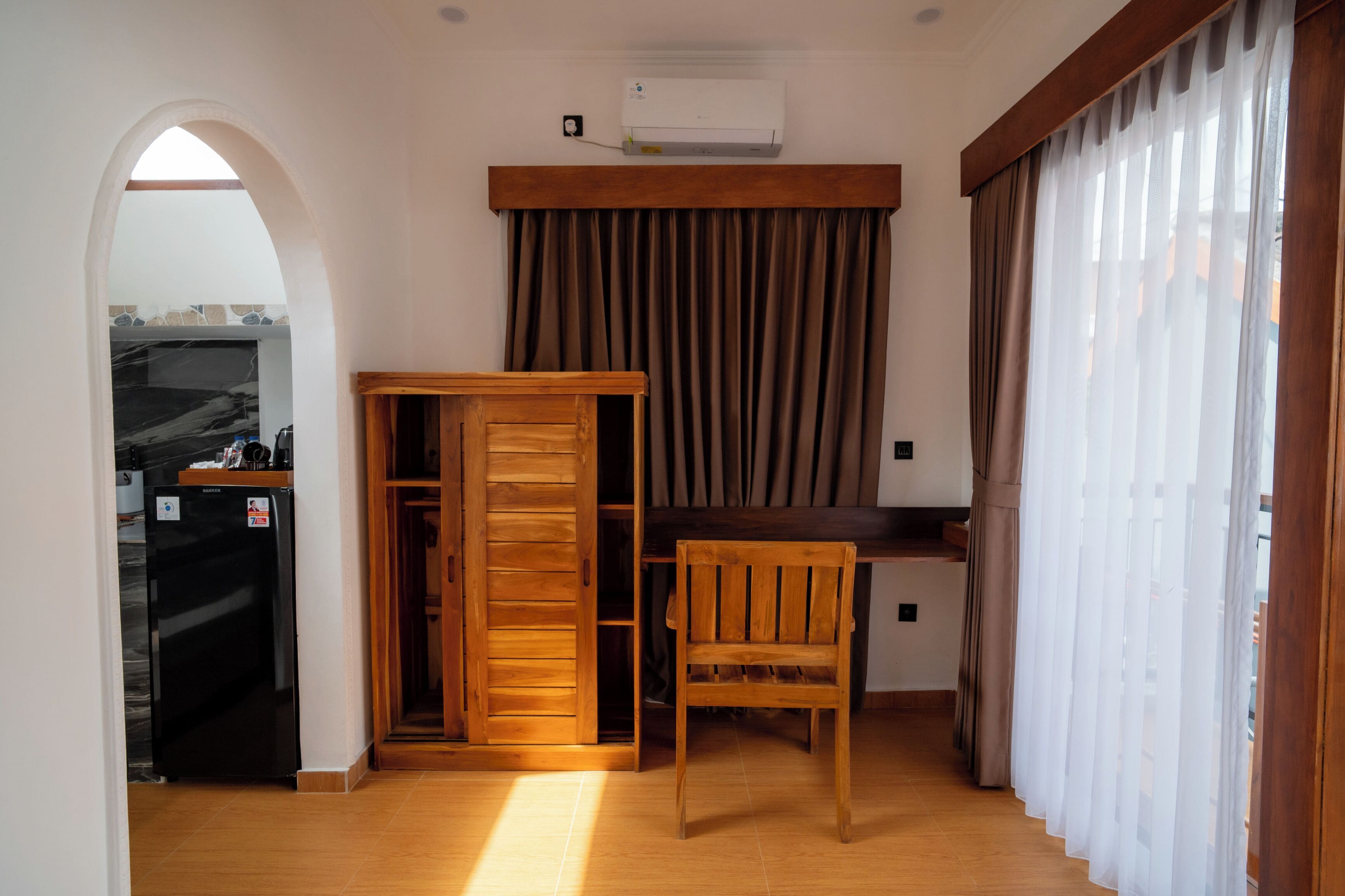 Escritorio, espacio para trabajar con laptop y cortinas blackout 