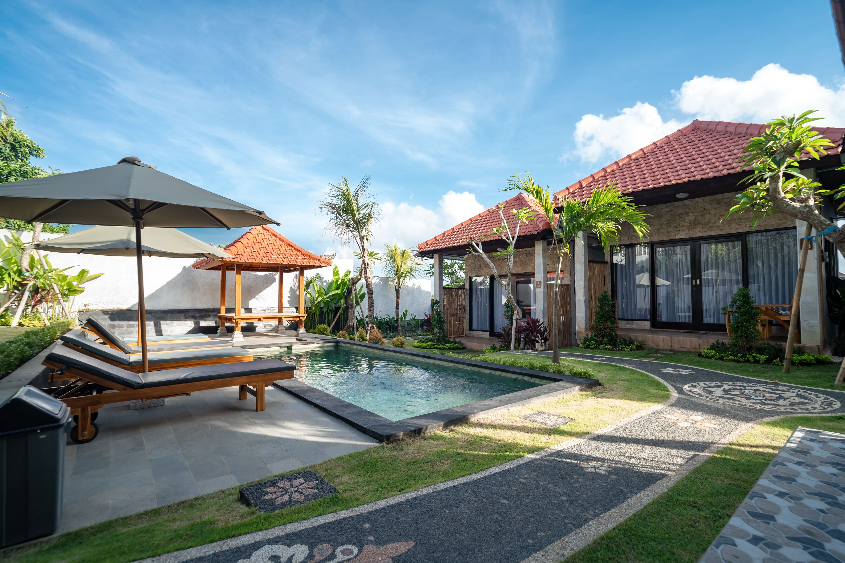 Kolam renang outdoor, dengan cabana gratis dan payung kolam renang