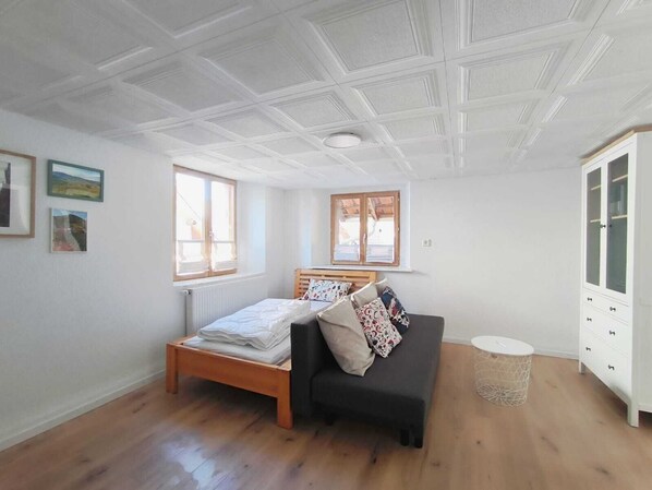 Smart TV, fireplace, stereo
