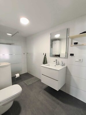 Shower, hair dryer, towels, soap - Vacation apartment zum Engel (Merdingen)