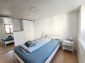 1 bedroom, desk, free WiFi, bed sheets