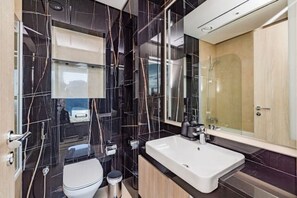 Haartrockner, Bidet, Handtücher, Seife