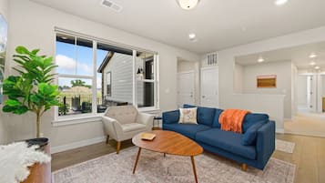 Casa de ciudad, varias camas, patio, vista al jardín (926 Schlagel St. (unit 2)) | Área de sala de estar | Televisión de pantalla plana de 65 pulgadas con canales digitales