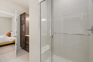 联排别墅, 多张床, 露台, 花园景观 (926 Schlagel St. (unit 2)) | 浴室 | 吹风机、毛巾