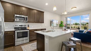 Townhouse, Beberapa Tempat Tidur, patio, pemandangan kebun (926 Schlagel St. (unit 2)) | Dapur pribadi | Lemari es, microwave, oven, dan kompor