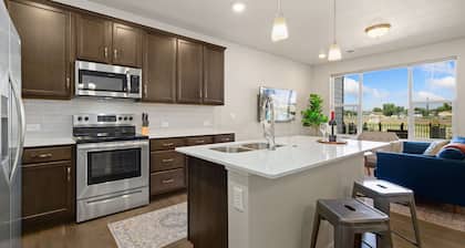 Northfield Hideaway, King Suite, EV, Pet-friendly