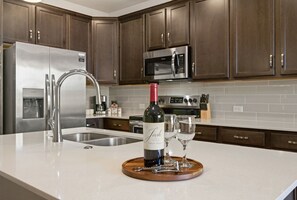 Casa adossada, diversos llits, pati, vistes al jardí (926 Schlagel St. (unit 2)) | Cuina privada | Frigorífic, microones, forn i placa de cuina