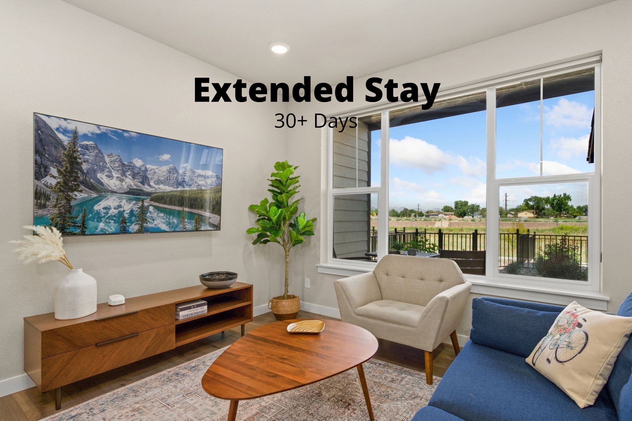 ทาวน์โฮม, หลายเตียง, ลานระเบียง, วิวสวน (926 Schlagel St. (unit 2)) | บริเวณนั่งเล่น | ทีวีจอแบน 65 นิ้ว พร้อมช่องดิจิตอล