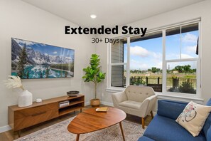 Maison en rangée, Plusieurs lits, patio, vue sur le jardin (926 Schlagel St. (unit 2)) | Aire de séjour | Téléviseur à écran plat de 65 po avec télévision numérique