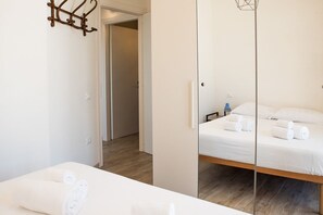 2 bedrooms, iron/ironing board, travel crib