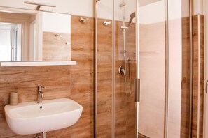 Shower, free toiletries, hair dryer, bidet