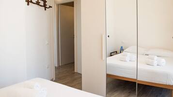 2 chambres, fer et planche à repasser, lit parapluie