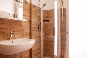 Regadera, amenidades de baño gratuitas, secadora de cabello, bidet 