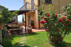 Outdoor dining - Antico Borghetto di Tigliano Cozy and ideal for families with children (Vinci)