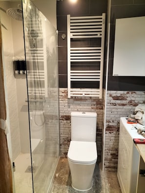 Shower, hair dryer, towels, soap - Modern oasis in the heart of the Bernabéu. (Madrid)