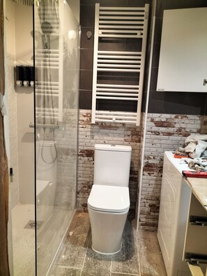 Een douche, een haardroger, handdoeken, zeep