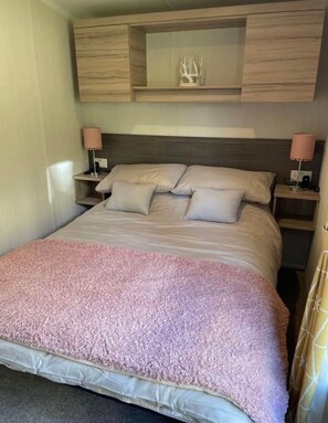 2 عدّة غرف نوم وواي فاي مجانًا وملاءات أسرّة