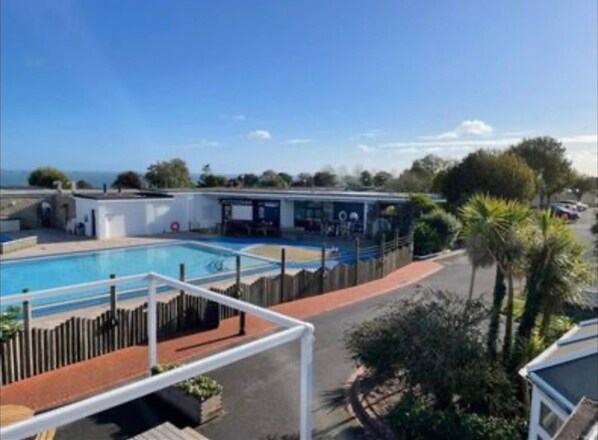 شاليه | حمام سباحة | من حمّامات السباحة المغطاة