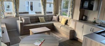 Beverley bay 2-bed Caravan, Sleeps 6, Pet Friendly