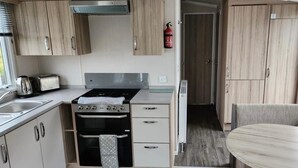 冰箱、微波炉、烤箱、炉灶