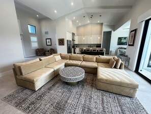 Smart TV - Contemporary Beauty....Sharp and Trendy 3 Bedroom Pool Home (Marco Island)