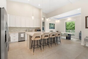 Een koelkast, een microgolfoven, een oven, een vaatwasser