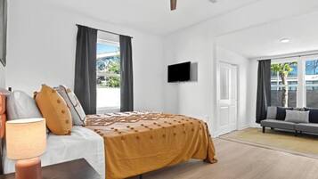 4 Schlafzimmer, Schreibtisch, Bügeleisen/Bügelbrett, Reisekinderbett