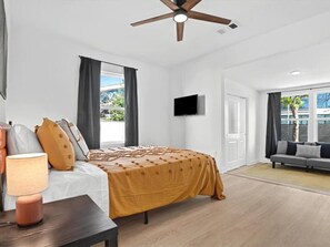 4 bedrooms, desk, iron/ironing board, free WiFi - You’ll love this stylish 4BR/2BA East Austin home—perfect for families, groups & business travelers. Designed for comfort, it features an open kitchen with new appliances, a large dining area, TVs in every room, and plush bedding. (Austin)