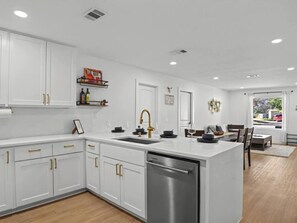 Fridge, microwave, oven, stovetop - You’ll love this stylish 4BR/2BA East Austin home—perfect for families, groups & business travelers. Designed for comfort, it features an open kitchen with new appliances, a large dining area, TVs in every room, and plush bedding. (Austin)