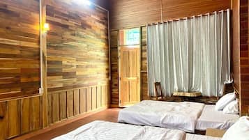 Quarto triplo família, vista para o pátio | Escrivaninha, espaço de trabalho para notebook, cortinas blackout