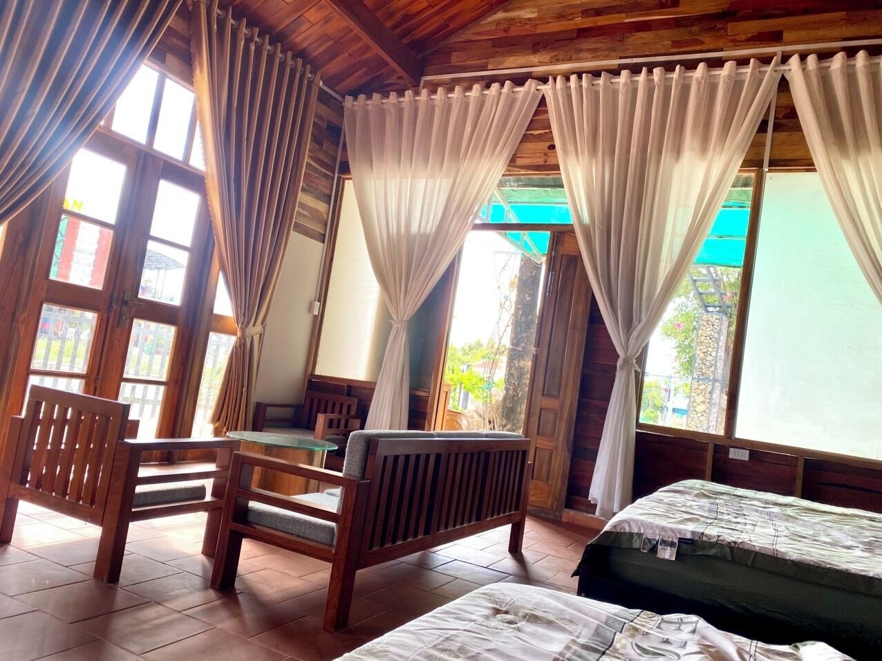 Alpehytte, hageutsikt | Skrivebord, skrivebord for bærbar PC, blendingsgardiner og lydisolert