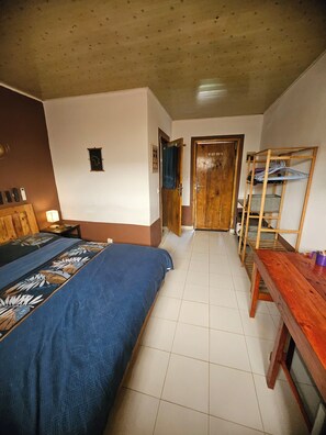 1 dormitori i roba de llit