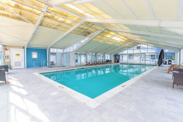 Una piscina cubierta, una piscina climatizada