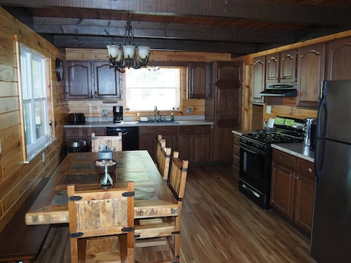 Charming 3-bedroom house with WiFi, AC in welcoming Elk Rapids