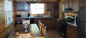 Charming 3-bedroom house with WiFi, AC in welcoming Elk Rapids