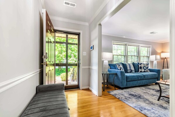 テレビ、暖炉、書斎 / ワークスペース