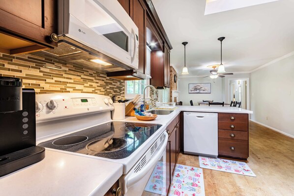 Refrigerador, microondas, horno, placa de cocina