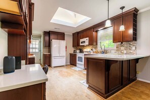 冷蔵庫、電子レンジ、オーブン、コンロ