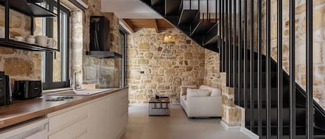 Deluxe Suite, Sea View | Private kitchen